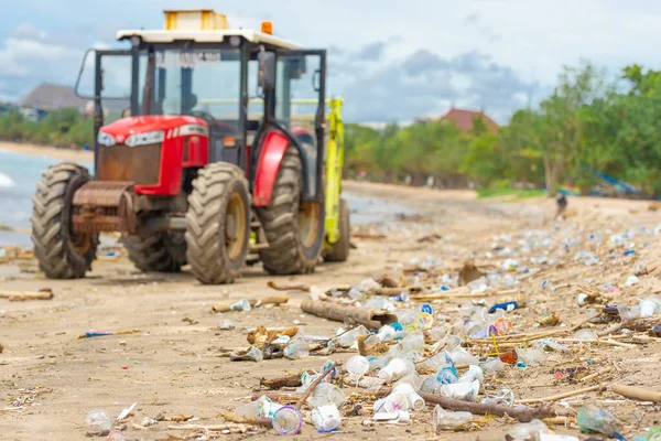 Bali Indonezja 2021 Grzebanie Śmieci Grzebanie Śmieci Piaszczystej Plaży Indonezji — Zdjęcie stockowe