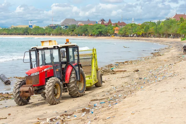 Bali Indonezja 2021 Grzebanie Śmieci Grzebanie Śmieci Piaszczystej Plaży Indonezji — Zdjęcie stockowe