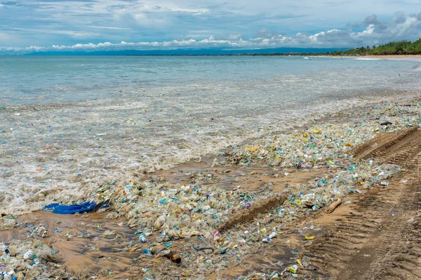 Bali Indonezja 2021 Składowisko Odpadów Wysypisko Piaszczystej Plaży Indonezji Wyspie — Zdjęcie stockowe