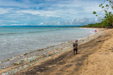 Bali, Endonezya, 04.01.2021 Fıçı, Endonezya 'nın Bali adasındaki kumlu bir sahilde çöplük. Adaların ekolojik ve çöp sorunları.