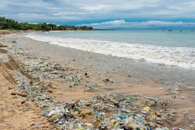 Bali, Endonezya, 04.01.2021 Fıçı, Endonezya 'nın Bali adasındaki kumlu bir sahilde çöplük. Adaların ekolojik ve çöp sorunları.