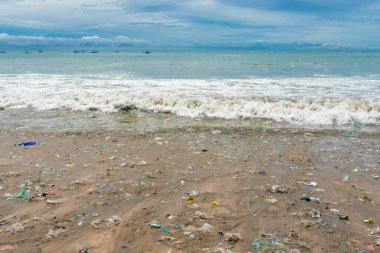 Bali, Endonezya, 04.01.2021 Fıçı, Endonezya 'nın Bali adasındaki kumlu bir sahilde çöplük. Adaların ekolojik ve çöp sorunları.