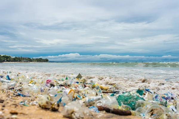 Bali Indonezja 2021 Składowisko Odpadów Wysypisko Piaszczystej Plaży Indonezji Wyspie — Zdjęcie stockowe