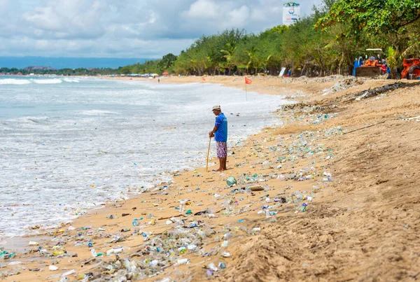 Bali Indonezja 2021 Składowisko Odpadów Wysypisko Piaszczystej Plaży Indonezji Wyspie — Zdjęcie stockowe