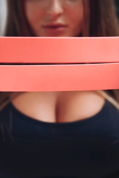 Girl Demonstrates Resistance Band Her Hands Focus Rubber — Stock Photo, Image