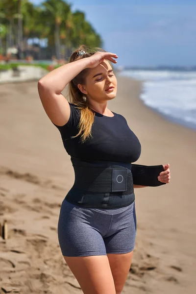 Ragazza Sulla Spiaggia Con Cintura Del Sudore Cintura Perdita Peso — Foto Stock