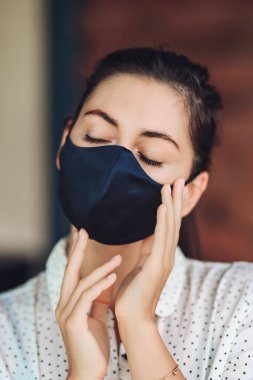 Beyaz tenli, ipek maskeli bir kız yeni maskesine hayran..