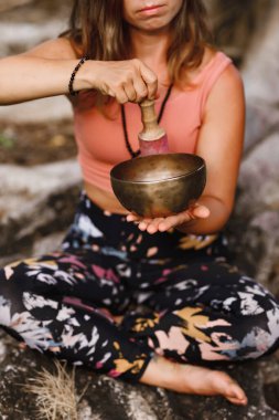 Kız açık havada müzik kaselerinde oynuyor. Yakın çekim, yaylara odaklan.