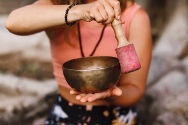 Kız açık havada müzik kaselerinde oynuyor. Yakın çekim, yaylara odaklan.