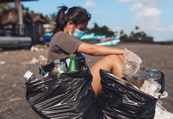 Mujer Asiática Sosteniendo Dos Bolsas Plástico Negro Para Limpiar Playa — Foto de Stock