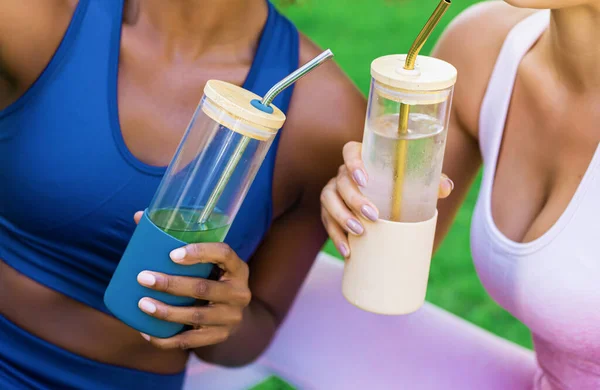 Glass Smoothies Hands Sports Girls Different Races Eco Friendly Cup — Stock Photo, Image