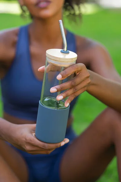 Ein Glas Smoothies Den Händen Eines Mädchens Das Auf Dem — Stockfoto