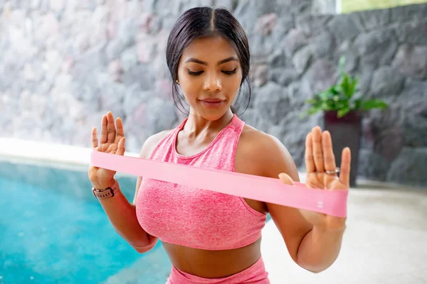 Modelo Fitness Asiático Ropa Deportiva Con Cinta Resistencia Fondo Piscina — Foto de Stock