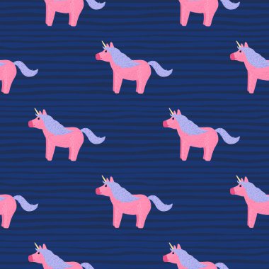Pembe ve mavi renkli tek boynuzlu at deseni. Lacivert çizgili arka planda parlak pembe atlar. Kumaş tasarımı, tekstil baskısı, ambalaj ve kapak için tasarlandı. Vektör illüstrasyonu.