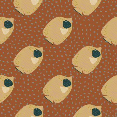 Bej rengi kelebek balık siluetleriyle, okyanusun kusursuz deseni. Kahverengi noktalı arka plan. Kumaş tasarımı için dekoratif zemin, tekstil baskısı, ambalaj, kapak. Vektör illüstrasyonu.