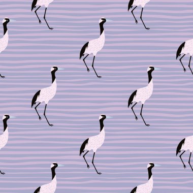 Basit vinç doğum elementleri olan kusursuz, tropik bir hayvan deseni. Mavi pastel çizgili arka plan. Kumaş tasarımı, tekstil baskısı, ambalaj ve kapak için mükemmel. Vektör illüstrasyonu.