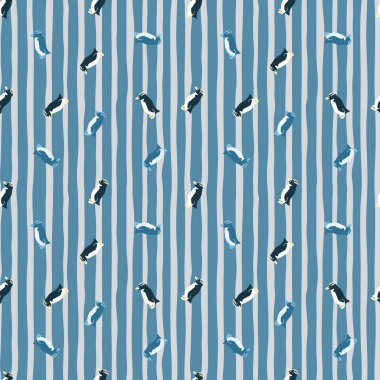 Antarktika faunası, küçük ibikli penguen süsüsüyle kusursuz desenli. Mavi çizgili arka plan. Kumaş tasarımı, tekstil baskısı, ambalaj ve kapak için tasarlandı. Vektör illüstrasyonu.