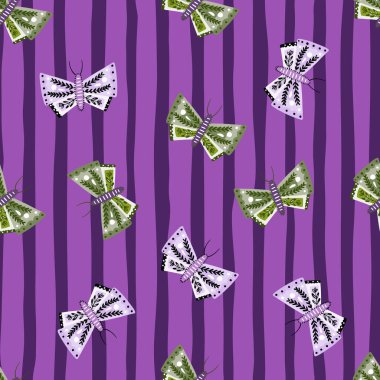 Rastgele geometrik kelebek desenli, pürüzsüz bir vahşi yaşam. Mor çizgili arka plan. Kumaş tasarımı, tekstil baskısı, ambalaj ve kapak için mükemmel. Vektör illüstrasyonu.