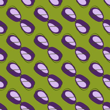 Mor çizgili erik siluetleri, kusursuz karalama desenleri. Yeşil arka plan. Soyut meyve arkaplanı. Kumaş tasarımı, tekstil baskısı, ambalaj ve kapak için tasarlandı. Vektör illüstrasyonu.