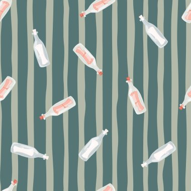 Rastgele şişe mesaj süslemeleri olan kusursuz deniz şablonu. Gri ve yeşil çizgili arka plan. Kumaş tasarımı, tekstil baskısı, ambalaj ve kapak için tasarlandı. Vektör illüstrasyonu.