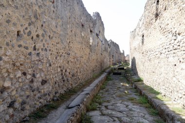 Pompei'nin kalıntıları boş sokakta