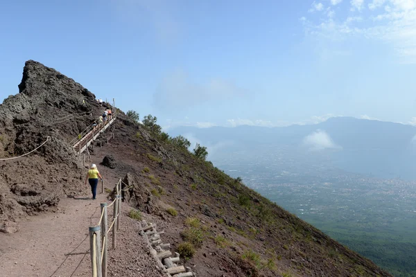 View of people hiking the rim of Mount Vesuvius volcano — Stock Photo, Image