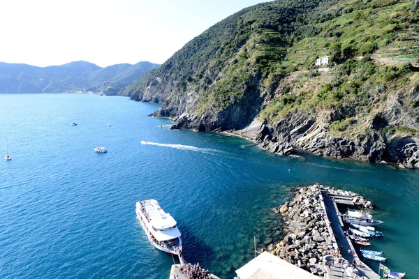 Csónak kirak emberek Vernazza Cinque Terre — Stock Fotó