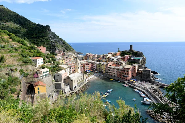 在意大利的 Vernazza 港口的视图 — 图库照片