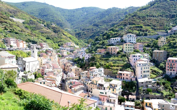 Κοιτώντας ψηλά σε Riomaggiore, πόλη μικρή Ιταλική Ριβιέρα — Φωτογραφία Αρχείου