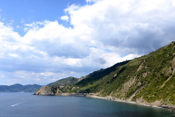 Μεγάλα σύννεφα στο Cinque Terre της Ιταλίας — Φωτογραφία Αρχείου