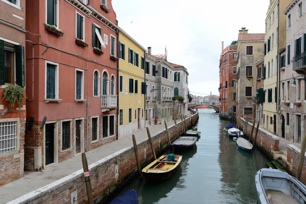 Barco amarillo en un pequeño canal en Venecia, Italia — Foto de Stock