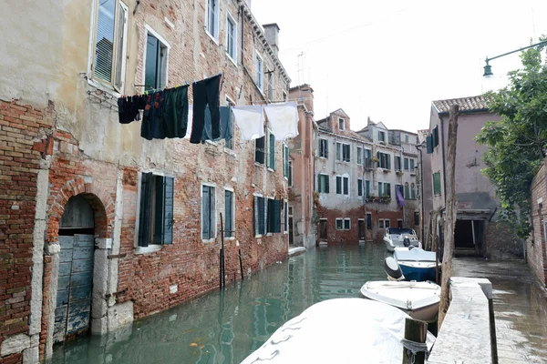 Ropa colgada para secar sobre un canal tranquilo en Venecia, Italia — Foto de Stock