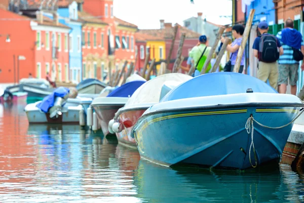 Coloridos barcos en la isla veneciana de Burano — Foto de Stock