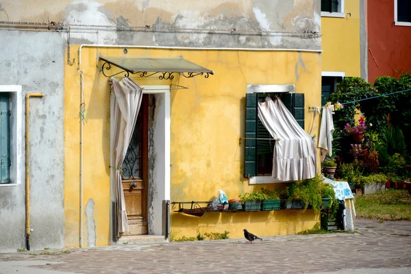 Colorful yellow building corner in Burano, Italy — Stock Photo, Image