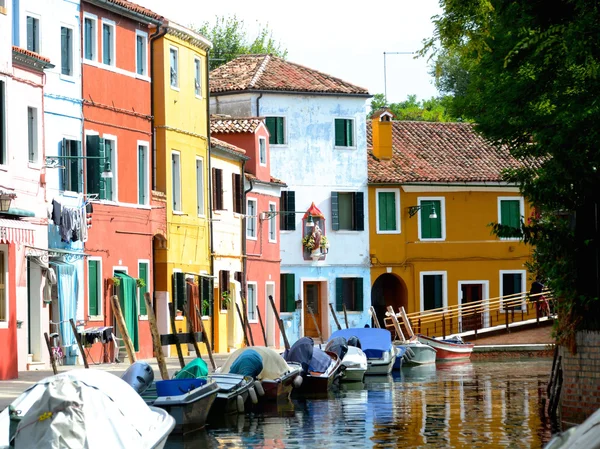 Fila de coloridos barcos y edificios en Burano Venecia, Italia — Foto de Stock