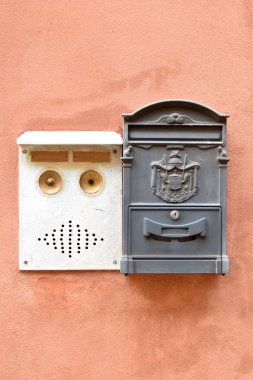 İtalyan posta kutusu ve kapı zil