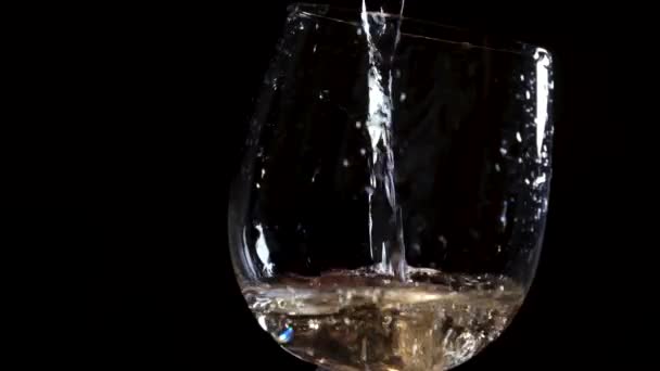 Piękne Kieliszki Wina Wlewane Kieliszków Ser Winogrona Jedzenie Strzelanie Restauracja — Wideo stockowe