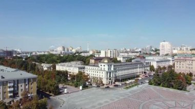 Güzel şehir meydanı kuş bakışı kentsel mimariden bir aerokopterden