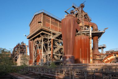 DUISBURG, GERMANY - 18 Eylül 2020: Eski ekonominin sanayi mirası, Landschaftspark Duisburg 'daki çelik fabrikasının yıkımı 18 Eylül 2020' de Ruhr Metropolis, Almanya, Avrupa 'da