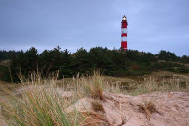 Wittduen deniz fenerinin şafak vakti panoramik görüntüsü, Amrum, Almanya