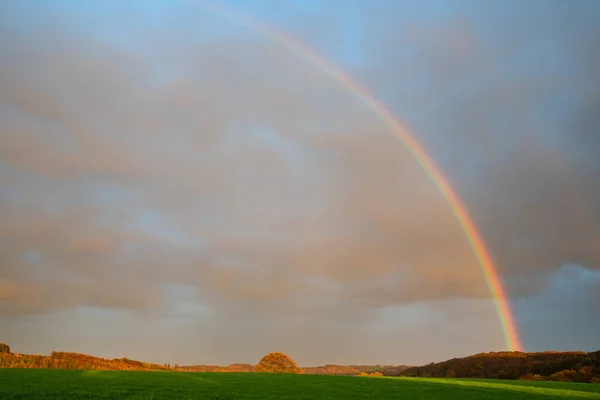 Paesaggio Serale Con Arcobaleno Nuvole Colorate — Foto Stock