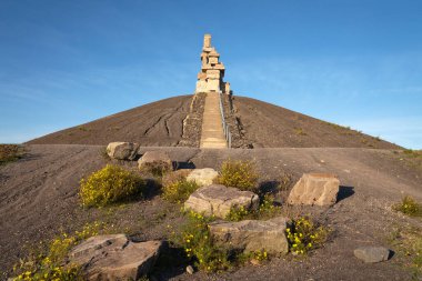 GELSENKIRCHEN, GERMANY - 6 Kasım 2020: Rheinelbe tip, Ruhr Metropolis 'in 6 Kasım 2020 tarihinde Gelsenkirchen, Almanya' da gökyüzüne karşı tarihi