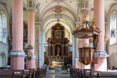 BEILSTEIN, GERMANY - 21 Haziran 2020: Saint Josef Carmelite Kilisesi ana koridorundan 21 Haziran 2020 'de Beilstein, Moselle, Almanya
