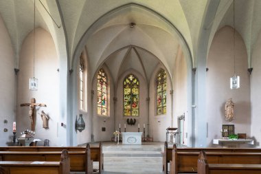 BERGISCH GLADBACH, GERMANY - 17 Temmuz 2020: Görüş, 17 Temmuz 2020 'de Bergisch Gladbach, Almanya' da Aziz Johannes Kilisesi 'nin ana koridorunda yürüdü.