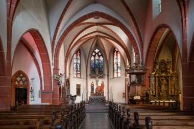 BERNKASTEL, GERMANY - 18 Haziran 2020: 18 Haziran 2020 'de Bernkastel, Moselle, Almanya' da Aziz Michael Kilisesi 'nin ana koridoruna baktık.