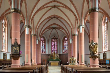 BERNKASTEL, GERMANY - 16 Haziran 2020: Saint Agatha kilisesinin ana koridorunu 16 Haziran 2020 'de Bernkastel-Wehlen, Moselle, Almanya