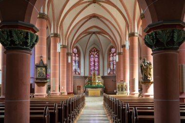 BERNKASTEL, GERMANY - 16 Haziran 2020: Saint Agatha kilisesinin ana koridorunu 16 Haziran 2020 'de Bernkastel-Wehlen, Moselle, Almanya