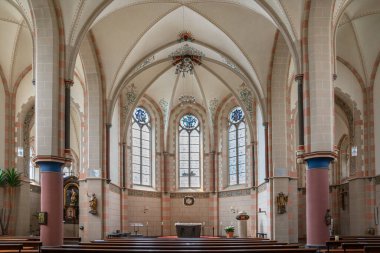 SANKT ALDEGUND, GERMANY - 20 Haziran 2020: Saint Bartholomew kilisesinin ana koridorundan 20 Haziran 2020 'de Sankt Aldegund, Moselle, Almanya