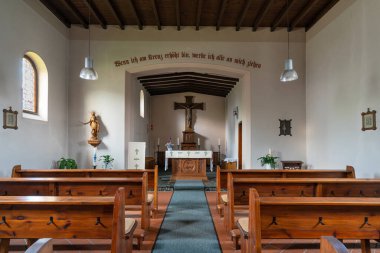ODENTHAL, GERMANY - 17 Temmuz 2020 'de Almanya' nın Odenthal kentindeki Klasmuehle Kilisesi 'nin ana koridorunda görüldü.