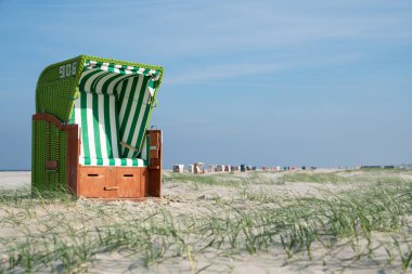 Amrum, Kuzey Frizya, Almanya sahillerinde plaj sandalyeleri 